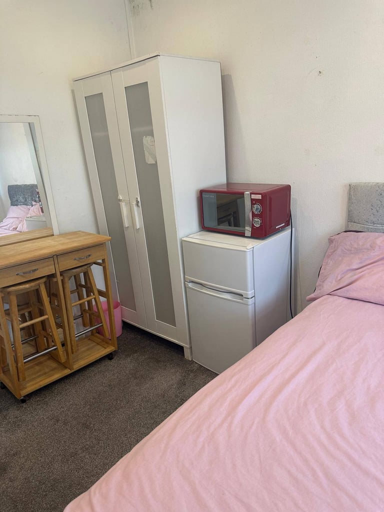image for Luton (LU2) All Inclusive Double Room in owner occupied house