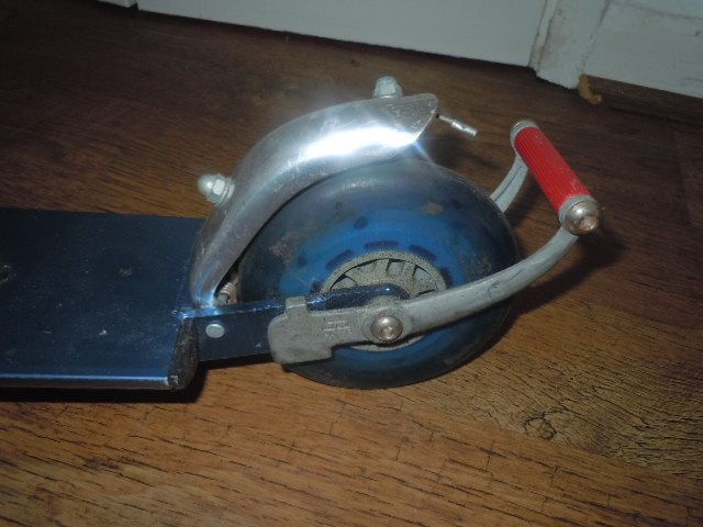 LIGHTWEIGHT KICK SCOOTER WITH HAND BRAKE
