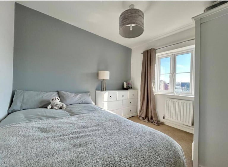 Double bed room available to rent 