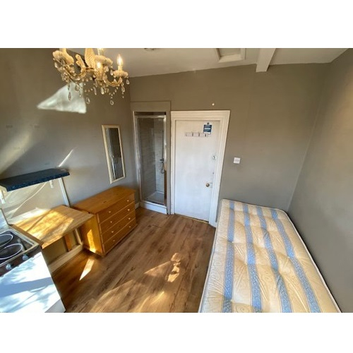 Semi-Studio in Hammersmith Grove, London W6 7HB * All Utility Bills Included.