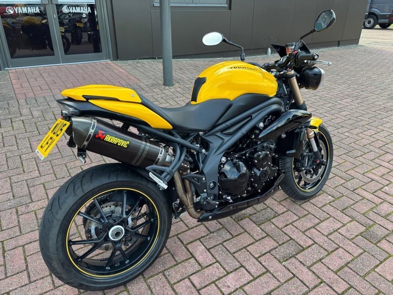 2015 TRIUMPH SPEED TRIPLE 1050 - TWIN AKRA'S - 6 STAMPS - 12 MONTHS MOT