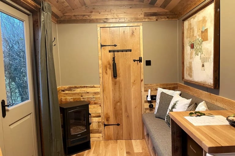 Shepherd's Huts - Four Seasons 