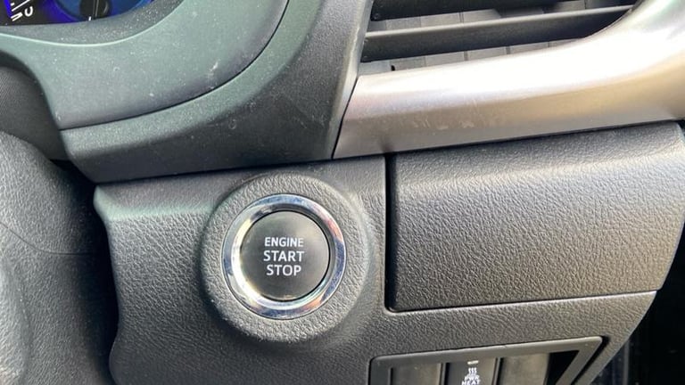 2019 Toyota Hilux 2.4 D-4D Invincible Pickup Double Cab 4dr Diesel Manual 4WD Euro 6 (s/s) (T Pic...