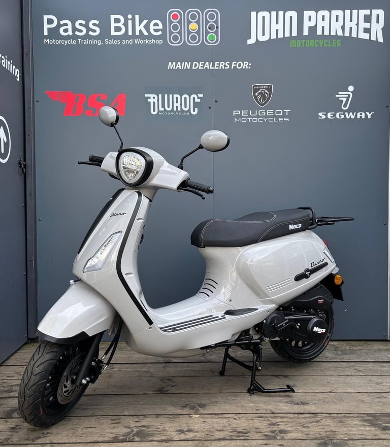 NECO SCOOTERS Dinno 125 Retro Scooter 125CC Automatic Twist and Go