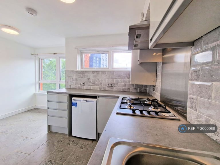 2 bedroom flat in Shepherds Gardens, Birmingham, B15 (2 bed) (#2666988)