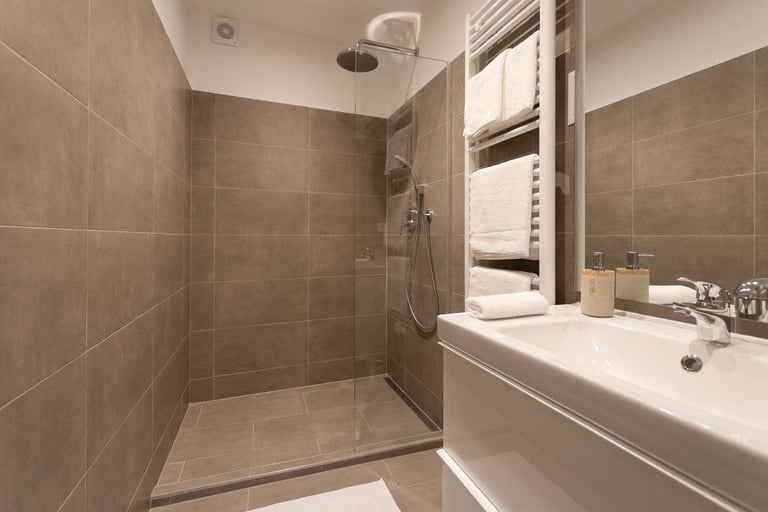 Modern 1-Bed Apartment in Centenary Plaza – Fully Renovated