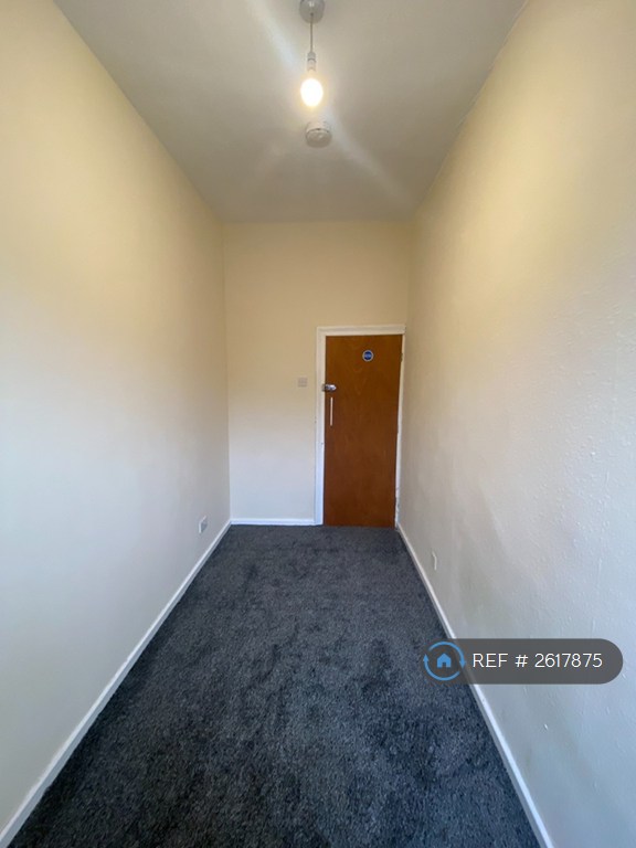 3 bedroom house in Oldham Road, Royton, Oldham, OL2 (3 bed) (#2617875)