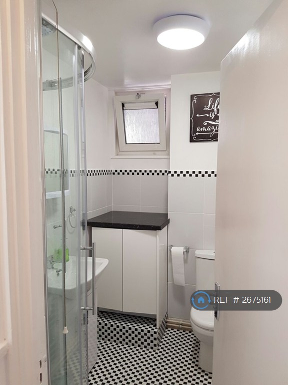 1 bedroom flat in Tregunter Road, London, SW10 (1 bed) (#2675161)