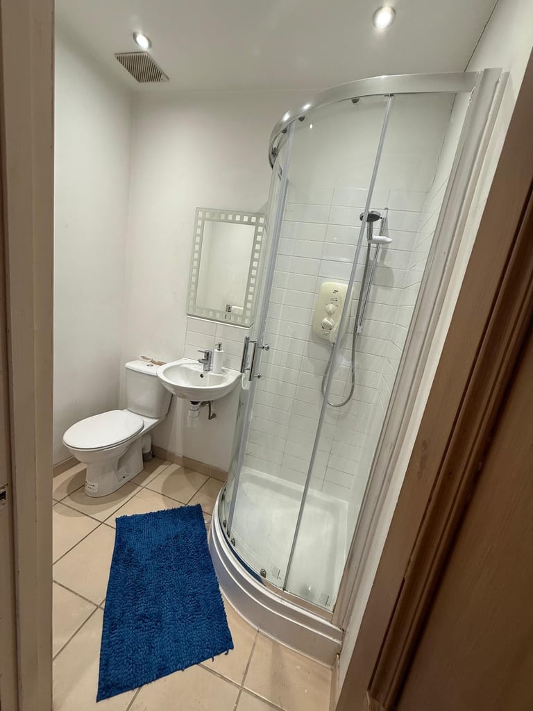 A beautiful double en-suite bedroom in leith available 