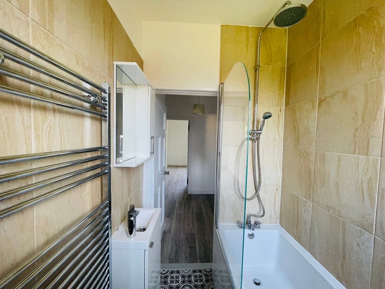 2 Bedroom Flat, Hutchison Crossway, Edinburgh