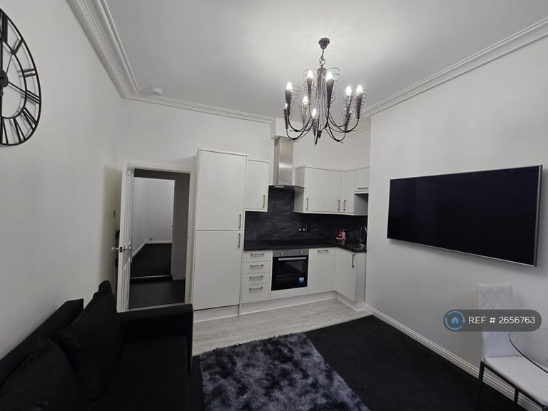 2 bedroom flat in Menzies Road, Aberdeen, AB11 (2 bed) (#2656763)