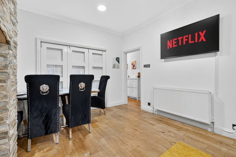 36 Nevile Rd - 4-BR House with Free Street Parking and Wi-Fi