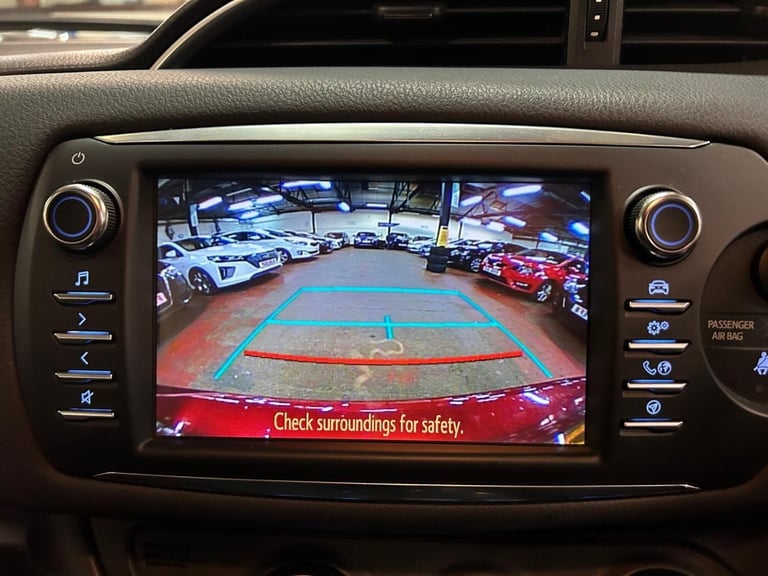 2018 Toyota Yaris 1.5 VVT-i Grey Bi-Tone Euro 6 5dr HATCHBACK Petrol Manual