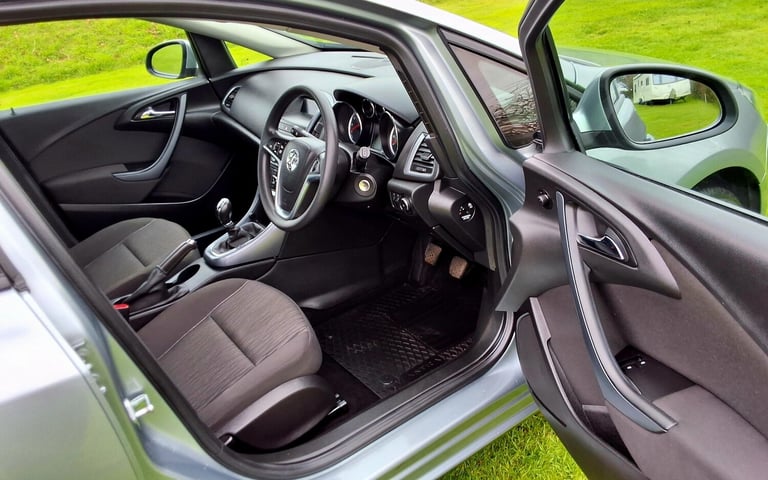 2015 Vauxhall Astra 1.4i 16V Design 5dr HATCHBACK Petrol Manual