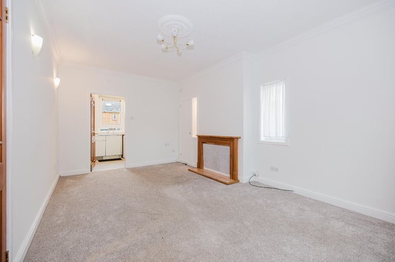 image for  Well-presented and attractive, ground floor, 2 bedroom flat in Balgreen – available NOW