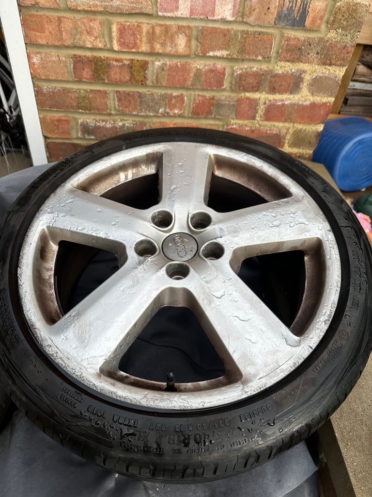 Alloy wheels with tyres