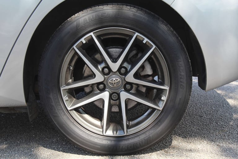 2015 Toyota Auris 1.8 Auris Icon+ VVT-i CVT 5dr Hatchback Hybrid Automatic