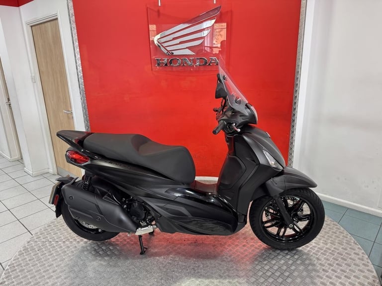 2024 '74' Piaggio Beverly 400 HPE