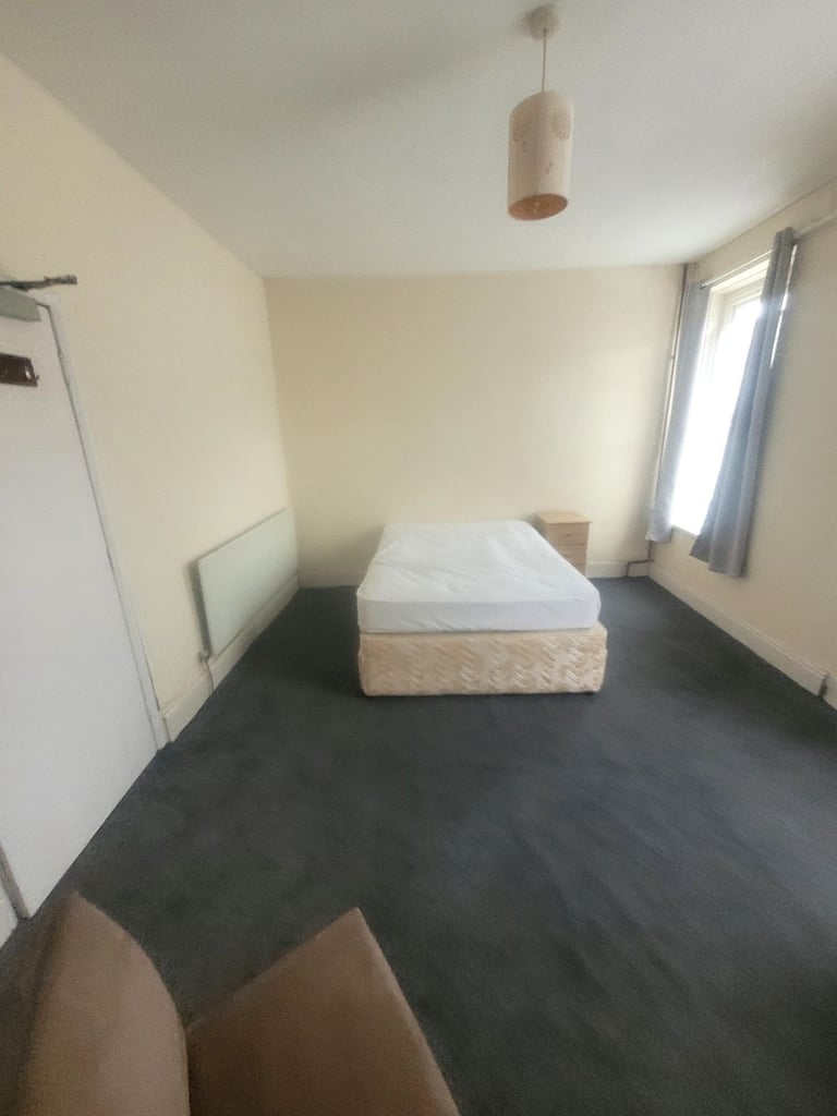Large 1 bedroom Flat