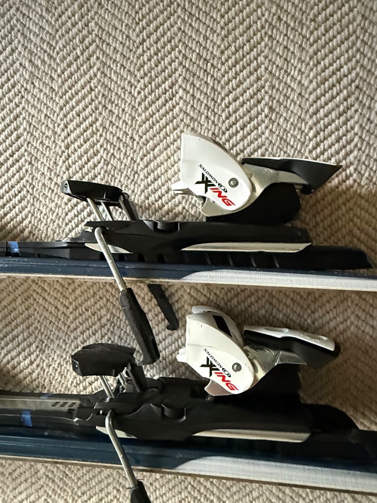 Ladies Salomon Skis