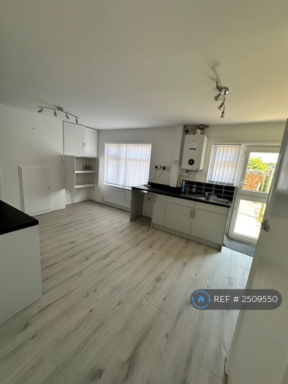 3 bedroom house in Romsey Close, Stanford-Le-Hope, SS17 (3 bed) (#2509550)