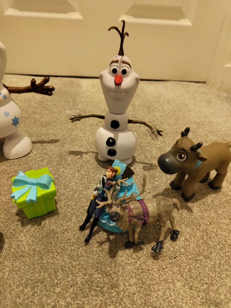 Dancing and singing frozen olaf