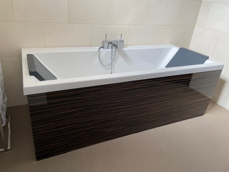 £250 0N0 DURAVIT DOUBLE ENDED BATH AND DOUBLE SINK CABINET SET SECOND HAND