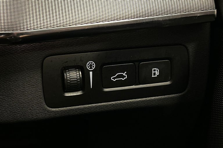 2021 Volvo XC90 Recharge R-Design, T8 AWD plug-in hybrid, 7 Seats ESTATE Petrol/Electric Hybrid A...