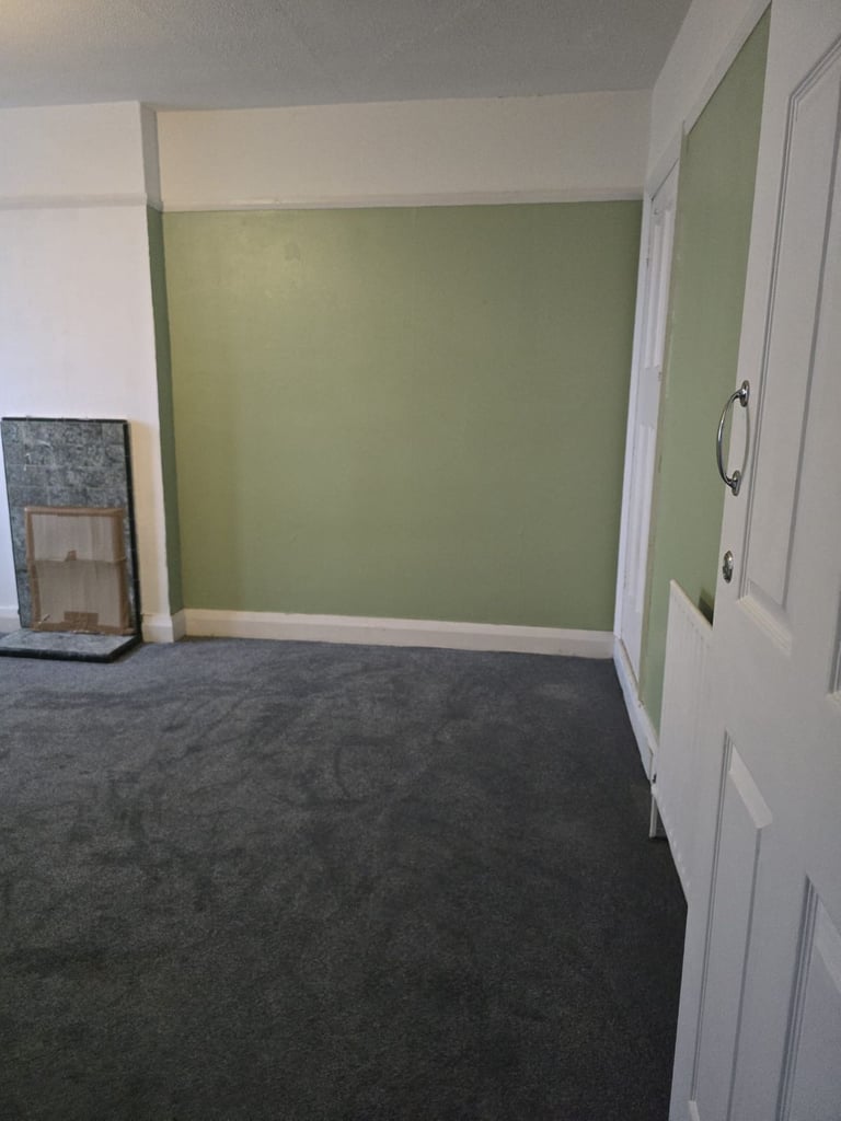 Spacious Double Rooms available in a well-maintained 4-bed flat located on London Road SM3.