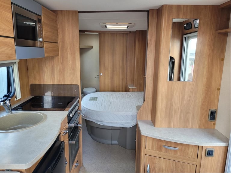 Swift Challenger Sport 584 2013 Single Axle 4 Berth - Motor Mover, Island Bed