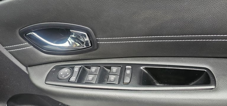RENAULT SCENIC 1.6 Dynamique TomTom 1.6 110 2015