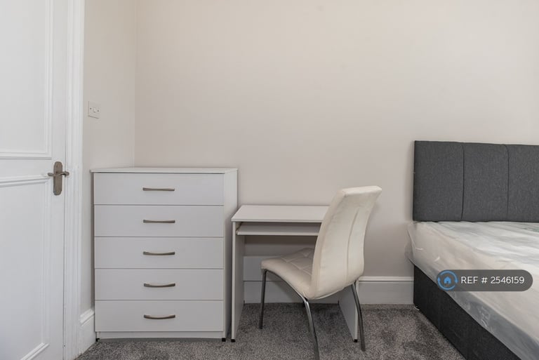 2 bedroom flat in West Cromwell Road, London, SW5 (2 bed) (#2546159)