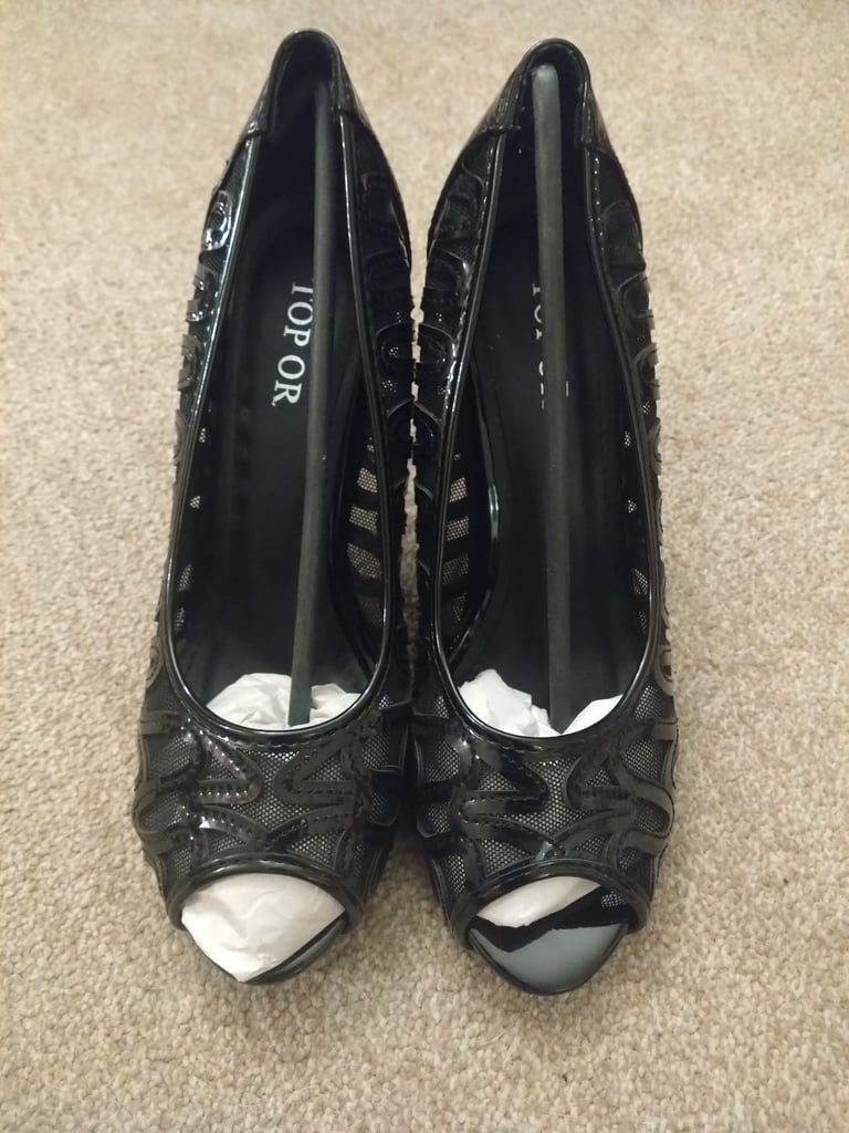 Black patent shoes 
