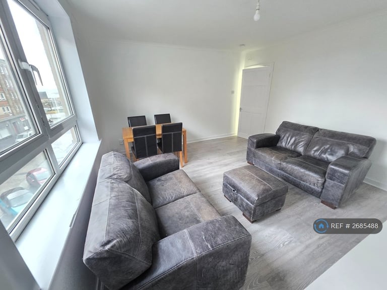 2 bedroom flat in Cathcart Street, Greenock, PA15 (2 bed) (#2685488)