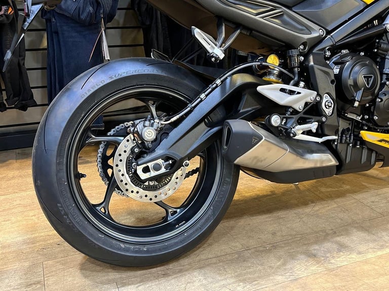 2025 Triumph Street Triple 765 RS PREMIUM COLOUR Petrol yellow 6 Speed