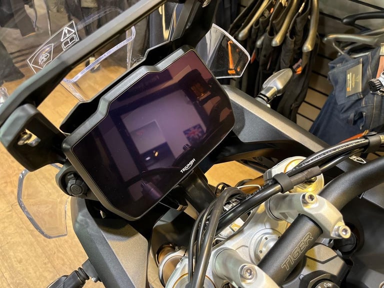 2025 Triumph Tiger 900 RALLY PRO PREMIUM TWIN COLOUR Petrol black 6 Speed