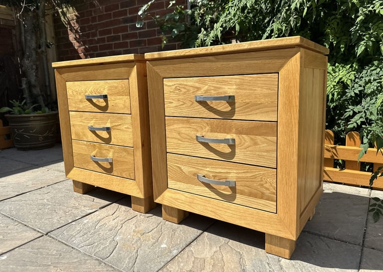 Pair of Contemporary Natural Solid Oak 3 DRAW Bedside Tables – Great Condition
