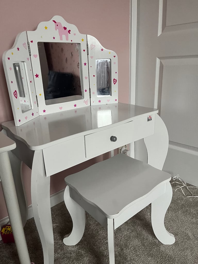 Children’s vanity / dressing table