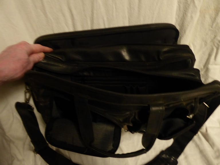 Laptop case with many pockets