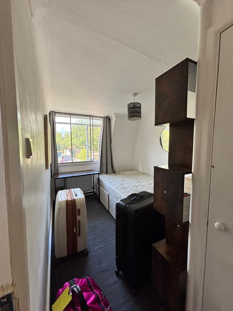 Room For Rent- Quiet house share, £695 (pcm)