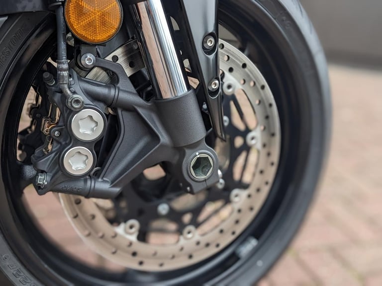 YAMAHA MT-10 2022 - TECH BLACK - AKRAPOVIC - RECENT TYRES - 5 SERVICE ENTRIES