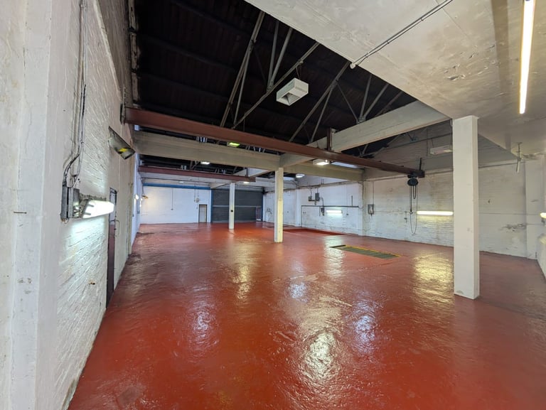 Modern 3368 sq ft Commercial Unit – Excellent Access to Stourbridge & M5, No deposit!