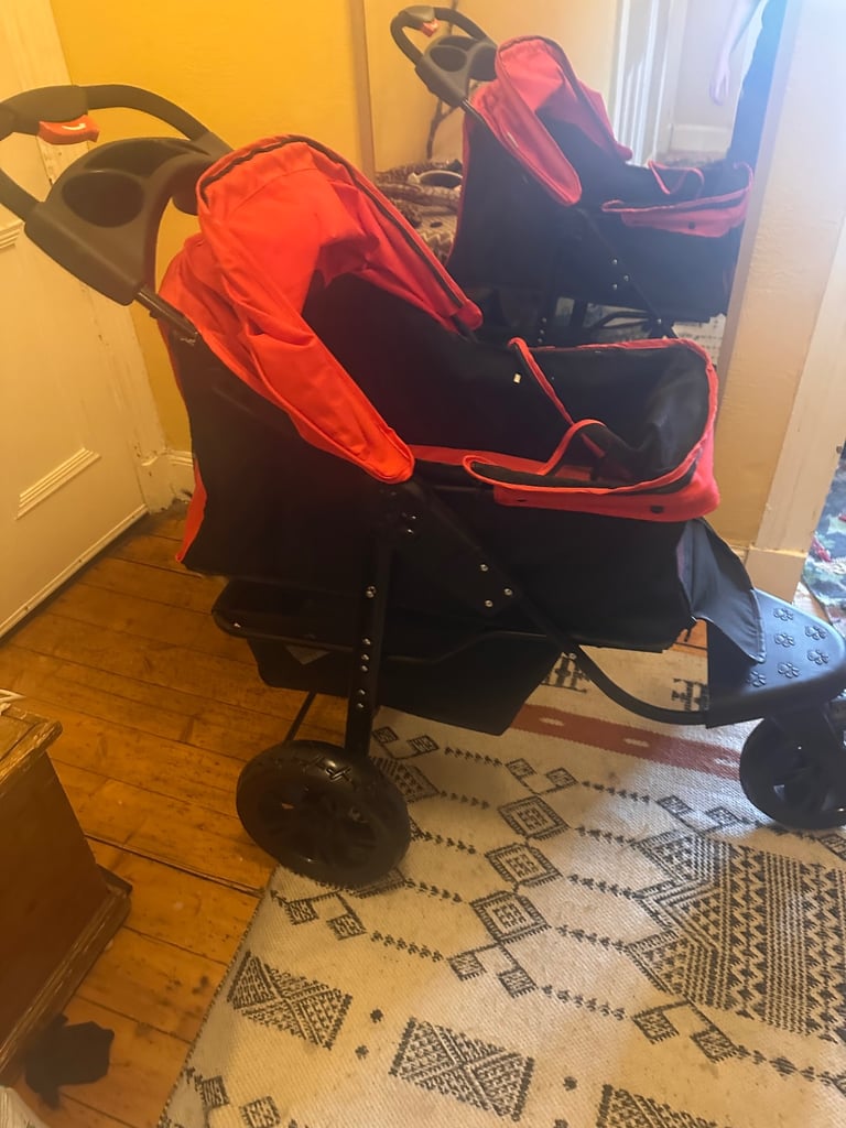 Pet stroller holds up to 25kg