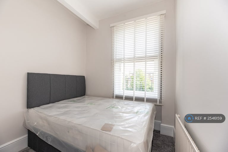 2 bedroom flat in West Cromwell Road, London, SW5 (2 bed) (#2546159)