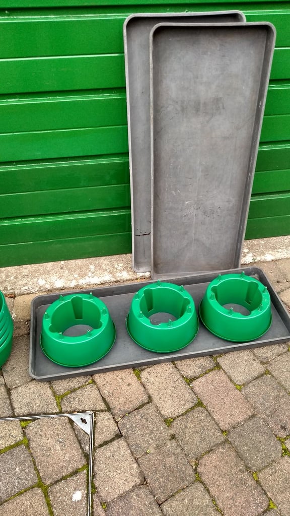 3 Large growbag trays and 8 halo pots for growing tomatoes / peppers / aubergines.