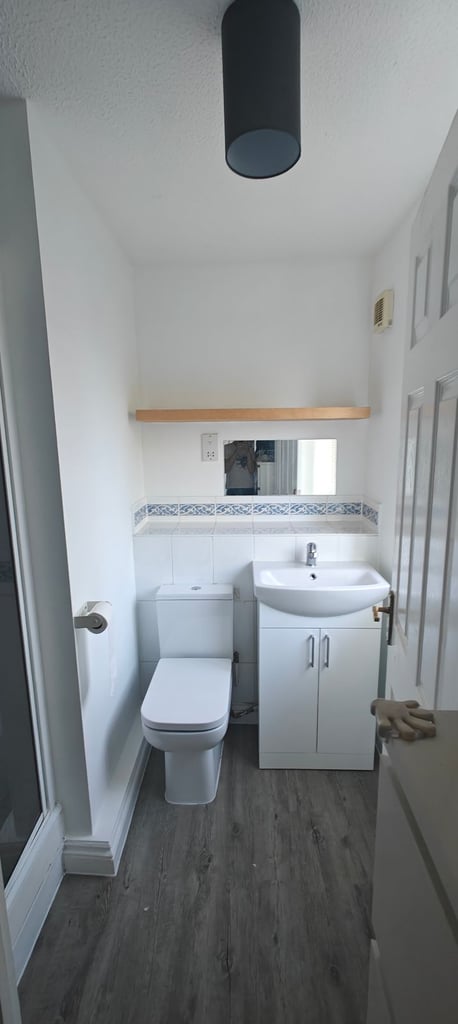 Large 5 bed house, 3 bathrooms ideal for 2 families to share near Nuffield hospital