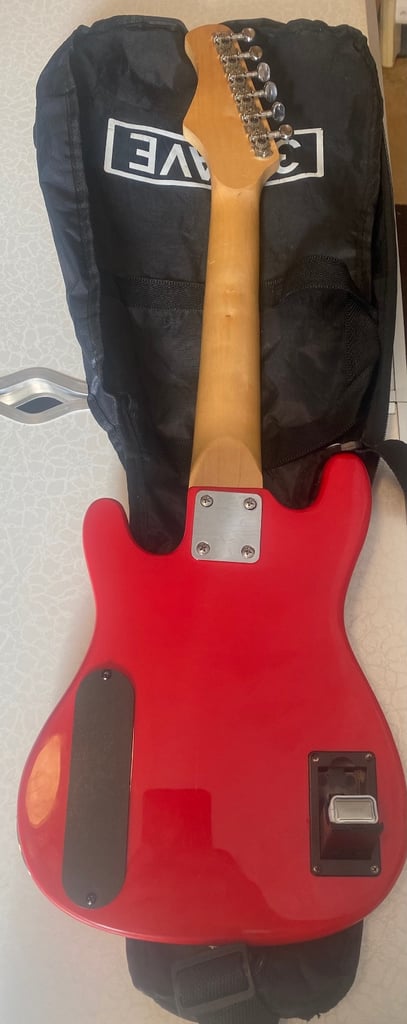 3rd Avenue Electric Guitar 3/4 Size built-in speaker and amp with Bag, Strap 