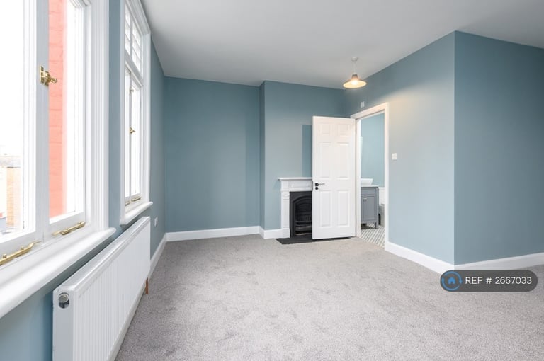 3 bedroom flat in High Street, Rochester, ME1 (3 bed) (#2667033)