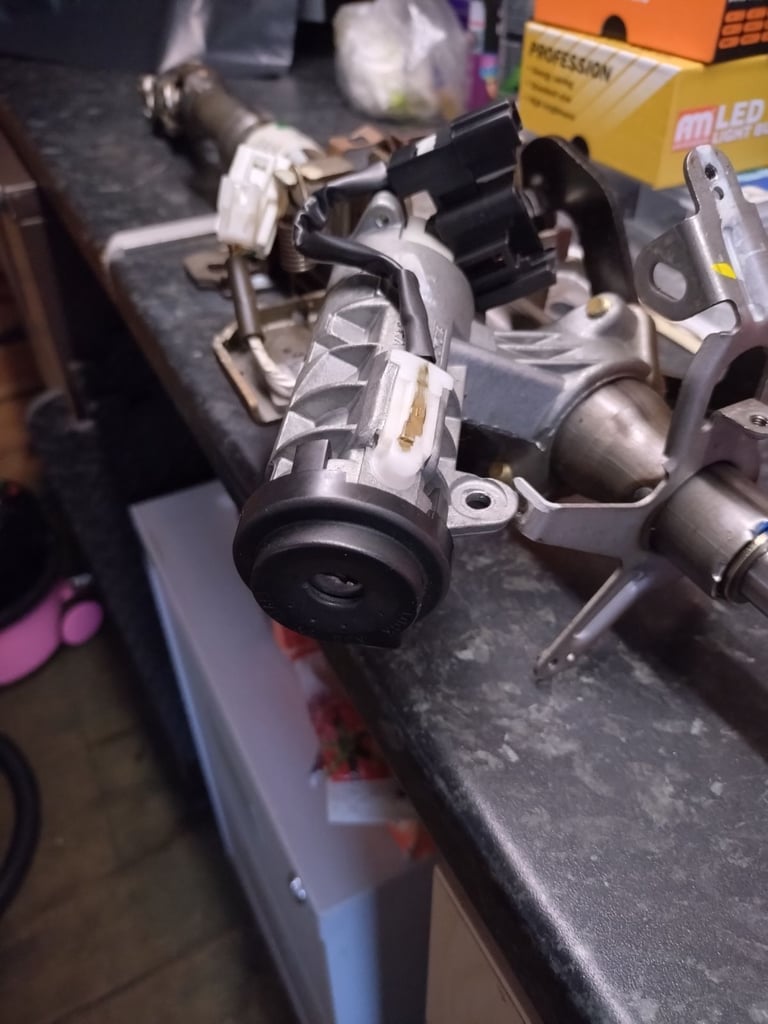 ,*** FOR SALE *** Toyota Corolla steering column (with ignition barrel and 3 door locks)