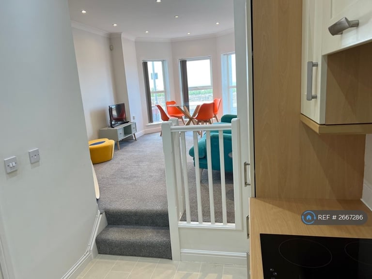 2 bedroom flat in Royal Esplanade, Margate, CT9 (2 bed) (#2667286)